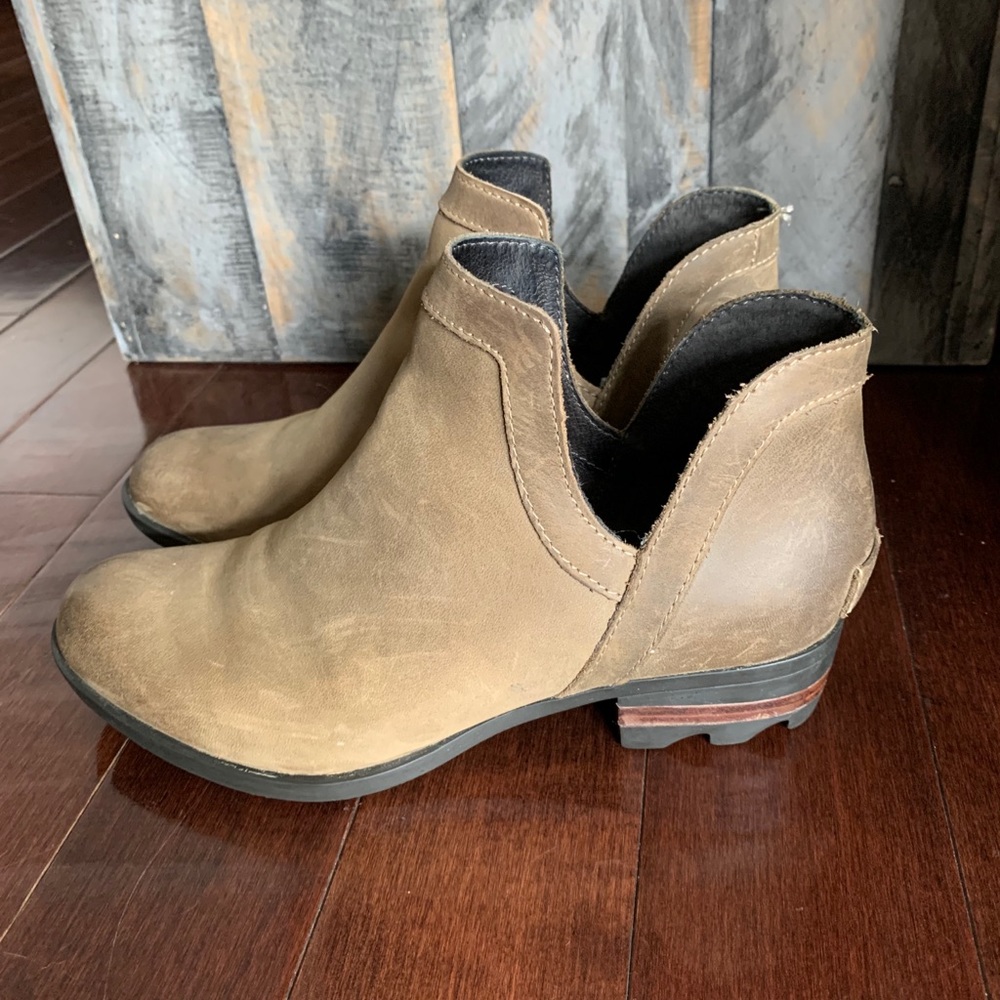 Sorel Lolla cut out booties.